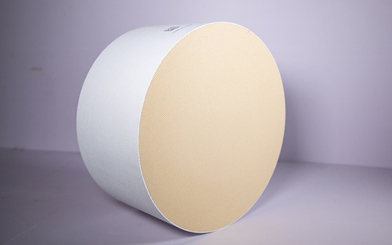 Superficie élevée adaptée aux besoins du client de thyristor de catalyseur en céramique de nid d'abeilles