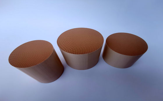 Cellules ternaires du transporteur de catalyseur de l'échappement TWC de catalyseur à trois voies de nid d'abeilles des véhicules à moteur de système 400