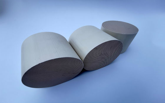 Catalyseur de nid d'abeilles d'extrudeuse de thyristor de cordiérite fabriquant 750 CPSI pour le dispositif d'échappement automatique