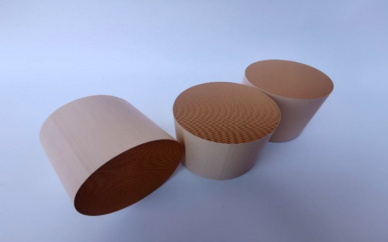 Convertisseur catalytique de 100 cellules 3 pouces catalyseurs universels de 2,5 pouces pour les émissions des véhicules à moteur