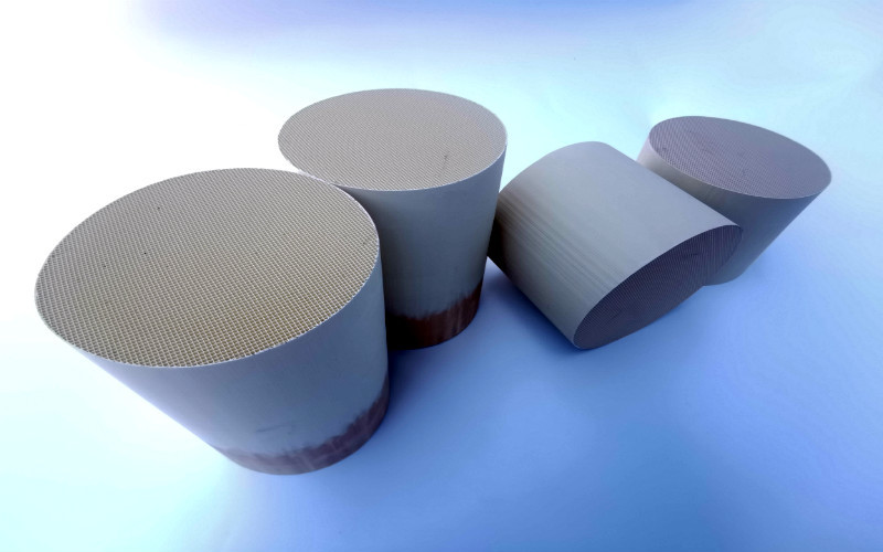 Catalyseurs à trois voies de HC Co NOx TWC pour le substrat en céramique de contrôle des émissions d'automobile