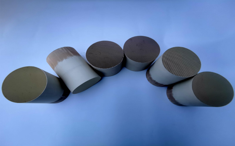 Catalyseur poreux 400Cpsi de substrat de nid d'abeilles de catalyseur de platine de rhodium en céramique de palladium