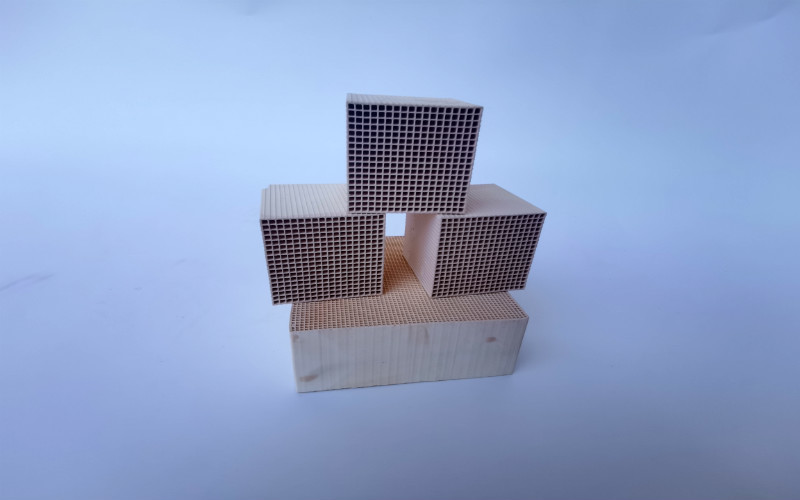 Échappement à trois voies de véhicules de voitures de structure en nid d'abeilles de catalyseur de Washcoat de cordiérite de TWC